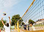 Jugendliche spielen Bechvolleyball
