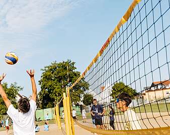 Jugendliche spielen Bechvolleyball