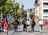 Festzug: Reiter auf Pferden
