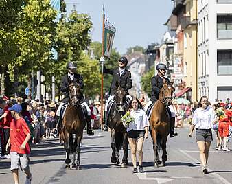 Festzug: Reiter auf Pferden