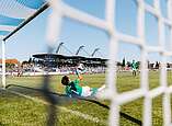 Torwart hält Fußball Zuschauer im Hintergrund auf Tribüne