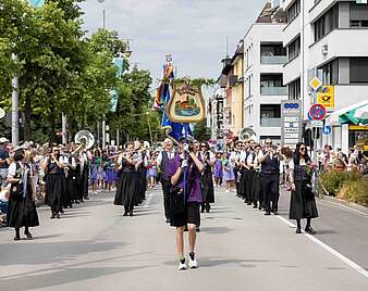 Menschen bei Seehasen-Festzug