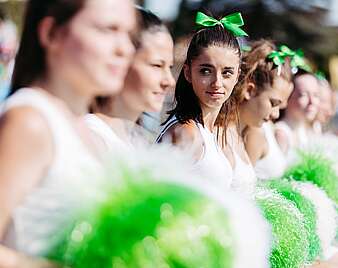 Cheerleader mit Pom-Poms