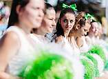 Cheerleader mit Pom-Poms