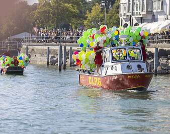 DLRG-Boot mit Luftballons