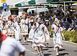 Festzug: Kinder in Kostümen