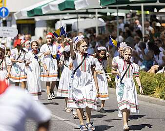Festzug: Kinder in Kostümen