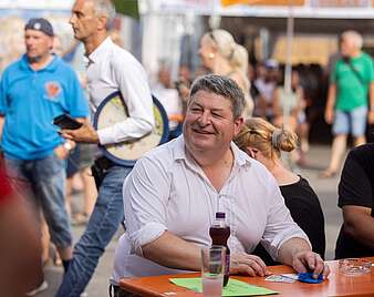 Mann am Biertisch