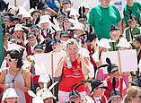 Kinder und Erwachsene feiern beim Seehasenfest die Einholung des Seehas und den Hasenklee