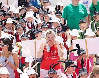 Kinder und Erwachsene feiern beim Seehasenfest die Einholung des Seehas und den Hasenklee