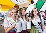 Drei Hopfenprinzessinnen mit Bierkrug in der Hand
