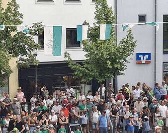 Menschen bei einem Straßenfest