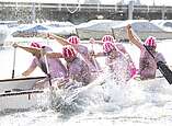 Drachenboot-Cup: Mannschaft paddelt, Wasser spritz