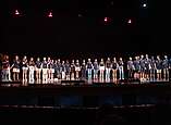Gruppenbild: Kinder stehen auf Theaterbühne