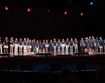 Gruppenbild: Kinder stehen auf Theaterbühne