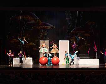 Theaterstück auf einer Theaterbühne