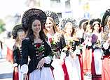 Festzug: junge Frauen in Tracht