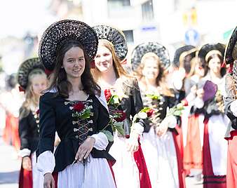 Festzug: junge Frauen in Tracht