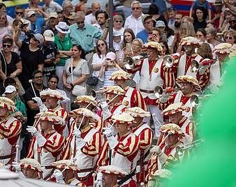 Seehasen-Fanfarenzug auf dem Weg zum Adenauerplatz, umringt von Menschenmassen