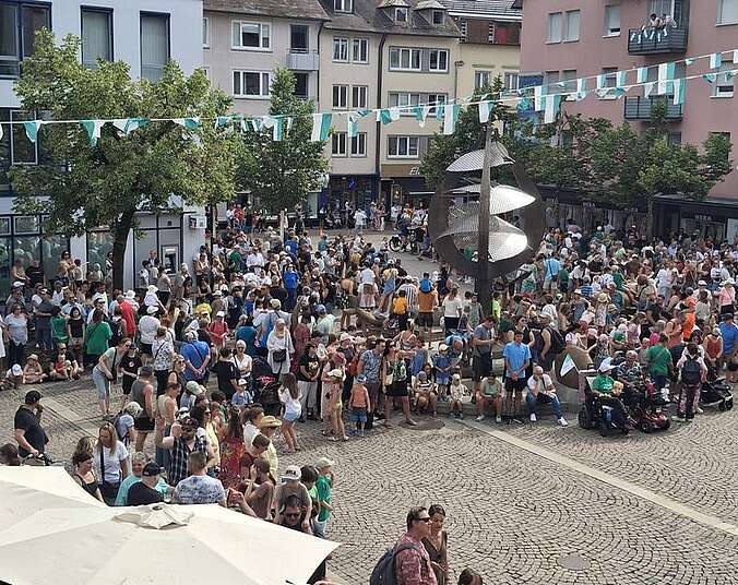 Wartende Menschen auf einem Platz