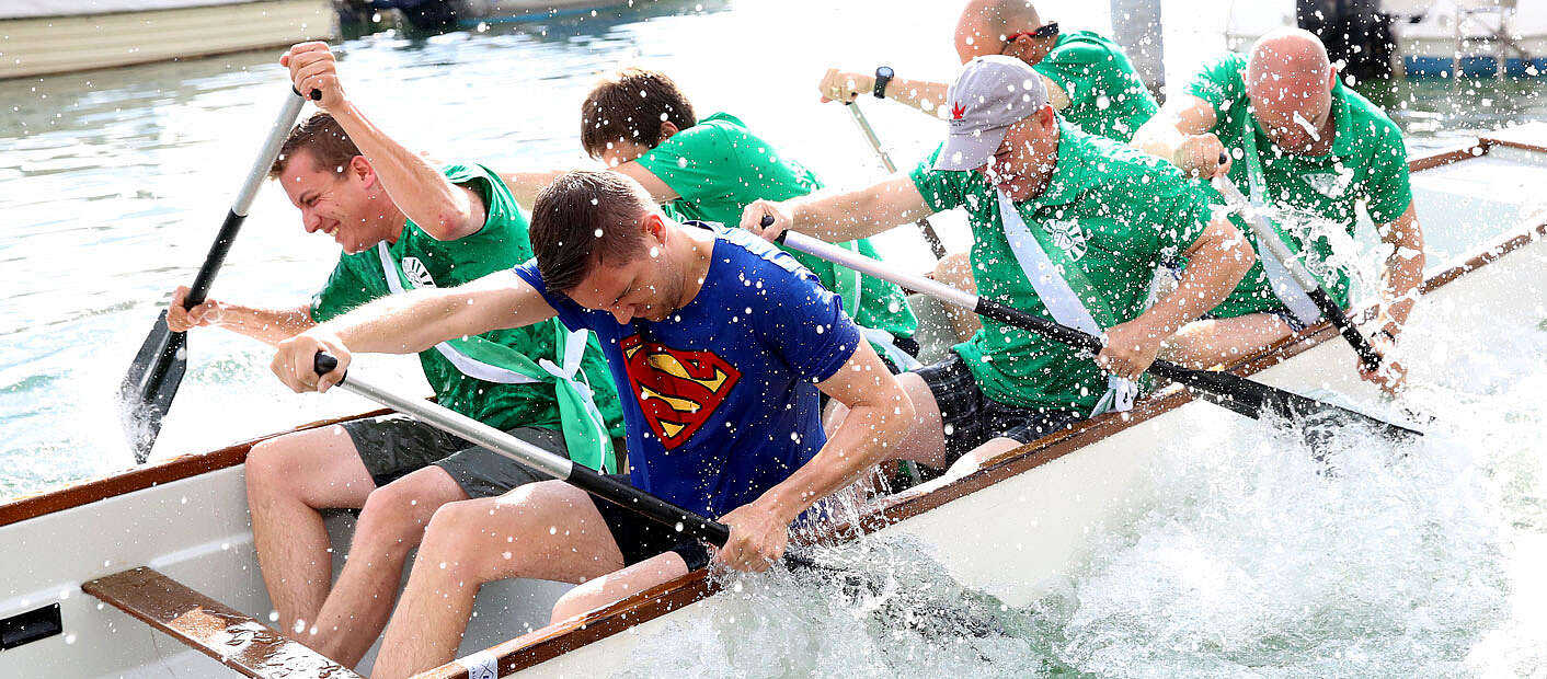 Menschen rudern in Drachenboot.