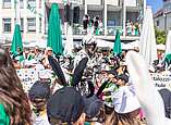 Kinder und Erwachsene feiern beim Seehasenfest die Einholung des Seehas und den Hasenklee