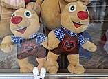 Kuscheltierseehas sitzt vor Kuscheltierhasen in Tracht beim Canstatter Wasern