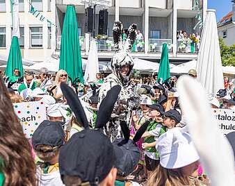 Kinder und Erwachsene feiern beim Seehasenfest die Einholung des Seehas und den Hasenklee