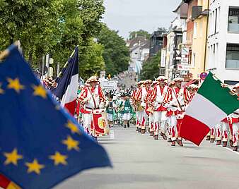 Menschen bei Seehasen-Festzug