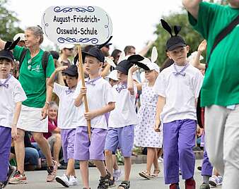 Menschen bei Seehasen-Festzug