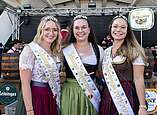 Gruppenbild: Drei Tettnanger Hopfenprinzessinnen mit Dirndl, Schärpe und Diadem