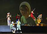 Kinder spielen Theater auf Bühne