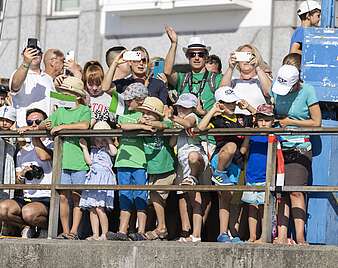 Kinder stehen an Brüstung am Ufer