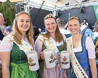 Drei Hopfenköniginnen mit Bierkrügen