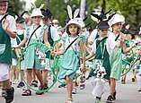 Menschen bei Seehasen-Festzug