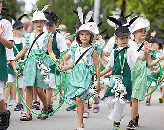 Menschen bei Seehasen-Festzug