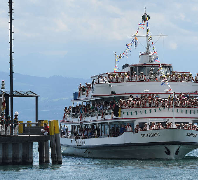 Seehasenfest Schiff fährt in Hafen ein