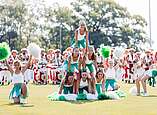 Cheerleader bilden Pyramide
