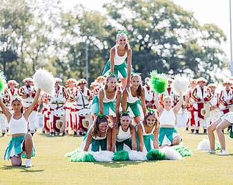 Cheerleader bilden Pyramide