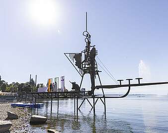 ökumenischer Freiluftgottesdienst mit Altar auf Klangschiff