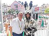 Kinder und Erwachsene feiern beim Seehasenfest die Einholung des Seehas und den Hasenklee