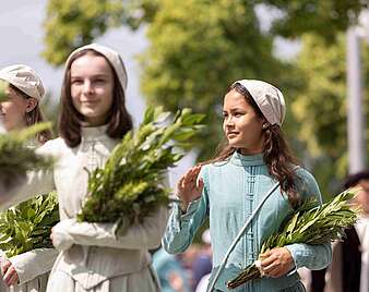 Menschen bei Seehasen-Festzug