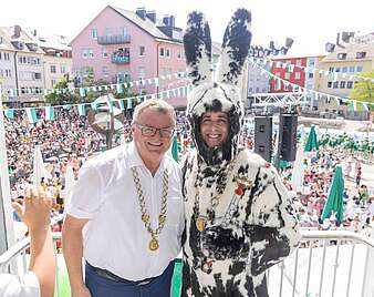 Kinder und Erwachsene feiern beim Seehasenfest die Einholung des Seehas und den Hasenklee