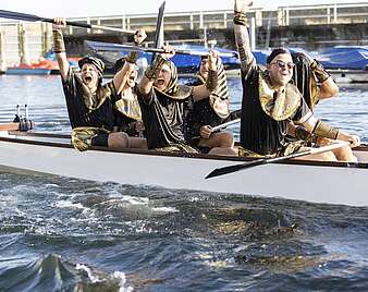 Drachenboot-Cup: Mannschaft jubelt
