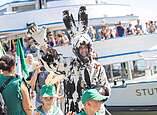 Kinder und Erwachsene feiern beim Seehasenfest die Einholung des Seehas und den Hasenklee