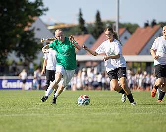Kinder spielen Fußball