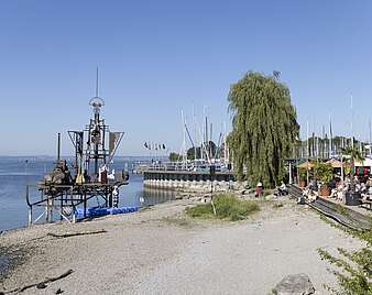 Klangschiff aus Metall an Bodenseeufer