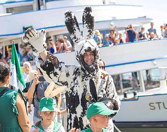 Kinder und Erwachsene feiern beim Seehasenfest die Einholung des Seehas und den Hasenklee