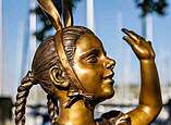 Seehas und zwei Kinder: Figurengruppe aus Bronze von Waldemar Schröder 