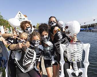 Gruppenbild Drachenboot-Cup: Frauen in Skelettkostümen